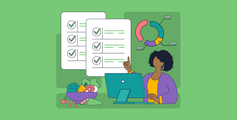 A imagem mostra uma mulher sentada em frente a um computador, apontando para um grande checklist de inspeção sanitária à esquerda da tela. Ao fundo, um gráfico<br />
de pizza. Na parte inferior esquerda, há um prato com alimentos, incluindo frutas e vegetais, complementando a composição. 