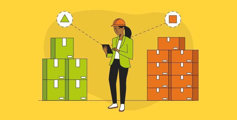 A imagem ilustra uma profissional de logística realizando a gestão do inventário. Ela utiliza um tablet para verificar dois tipos de produtos armazenados em caixas de cores diferentes: verdes e laranjas. Cada conjunto de caixas está associado a um símbolo distinto (triângulo e quadrado), sugerindo uma categorização ou sistema de identificação para controle do estoque.