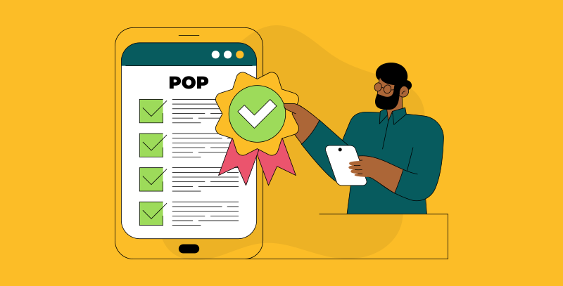 Antes de tudo o que é POP A imagem mostra um profissional analisando um checklist em um dispositivo digital, representando o uso de um modelo de POP. Ele também segura um selo de qualidade, indicando conformidade e excelência na execução dos processos.