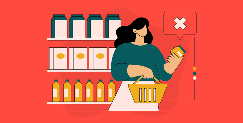 Quais são os motivos de perdas em supermercados A imagem mostra uma consumidora avaliando um produto com possível problema em uma prateleira de supermercado, ilustrando situações que exigem atenção na prevenção de perdas em supermercados.
