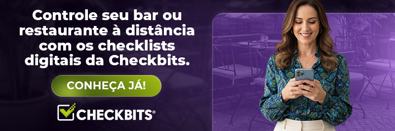Garçom organizando mesa enquanto um celular exibe um checklist digital, representando a gestão de bares e restaurantes à distância.