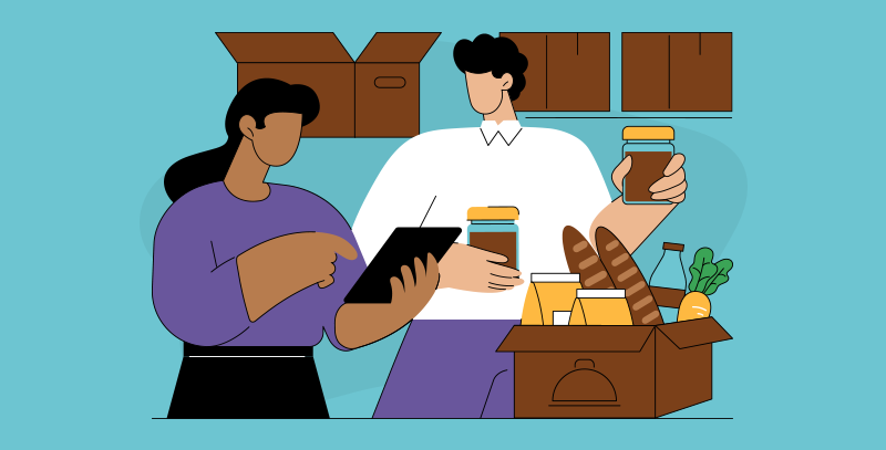 Duas pessoas conferindo produtos e caixas com apoio de tablet, representando a aplicação de check lists para bares e restaurantes no controle de estoque.