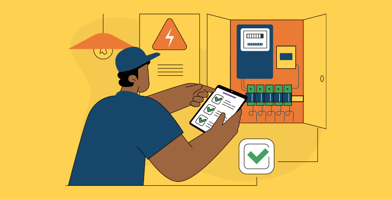 Técnico conferindo painel de energia enquanto marca itens em dispositivo móvel, mostrando aplicação de checklists de segurança do trabalho em instalações elétricas.