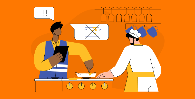 Profissional com tablet observando preparo de alimento no fogão enquanto o cozinheiro cozinha, representando inspeção de vigilância sanitária em ambiente de food service.