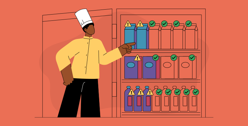 Chef analisando prateleira com alguns produtos sinalizados e outros verificados utilizando a metodologia PVPS.