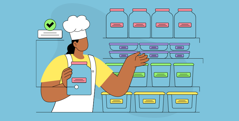 Profissional organizando e identificando potes em prateleiras, demonstrando gestão e organização de cozinha com controle de armazenamento.