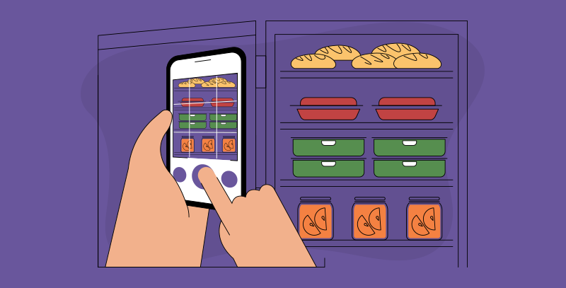 Chef utilizando checklist digital enquanto organiza itens em geladeira, mostrando registro e controle.