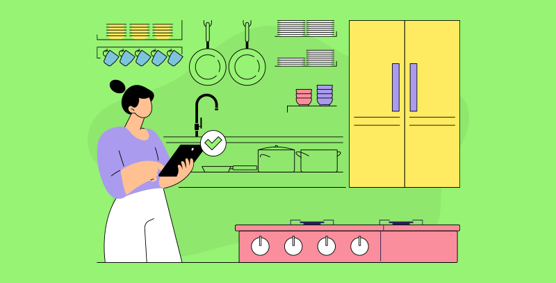Funcionária na cozinha conferindo tarefas em tablet, ilustrando gestão e organização de cozinha com uso de processos e checklists.