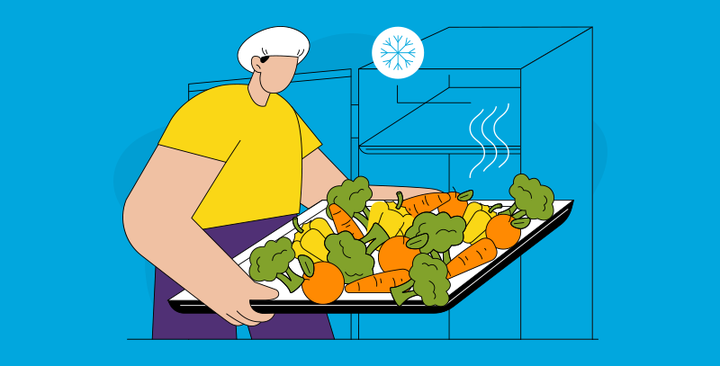 Funcionário transportando bandeja com alimentos diante de uma câmara refrigerada.