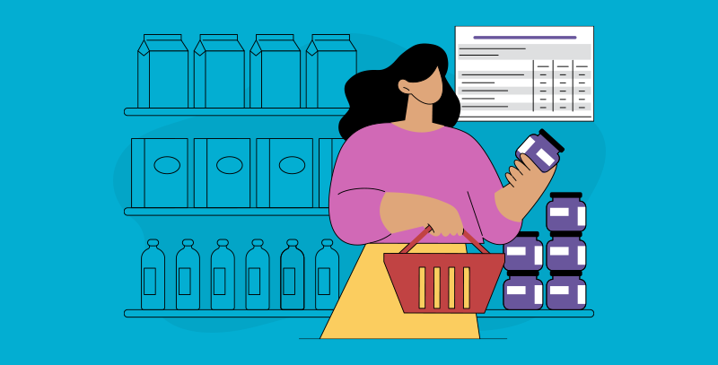 Cliente confere as informações nutricionais obrigatórias no rótulo de um produto, conforme as normas de segurança dos alimentos.