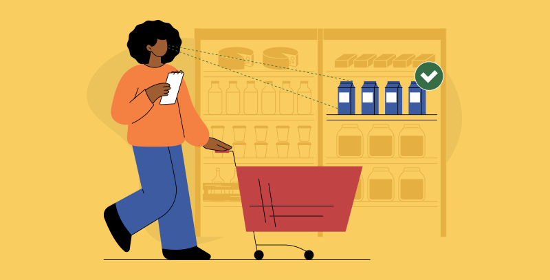 Cliente com lista de compras e carrinho observando produtos organizados nas prateleiras, ilustrando os benefícios de um planograma para supermercado.